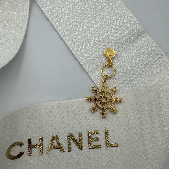 CHANEL❄️Gold Snowflake Charm ❄️AUTHENTIC❄️Limited Edition❄️New❄️ - Picture 4 of 7